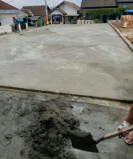 Pakai Dana Pribadi, H Marjito Bachri Semen Lantai Senam Pasar Emak