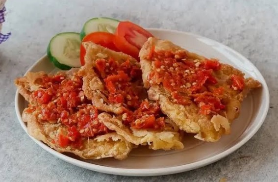 Makan Pedas Saat Berbuka: Kenikmatan Sesaat yang Bisa Mengganggu Lambung