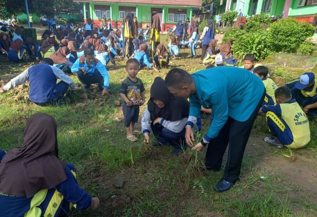 SMPN 02 Buay Pemaca Gelar Gotong Royong, Bentuk Karakter Siswa Peduli Lingkungan. 