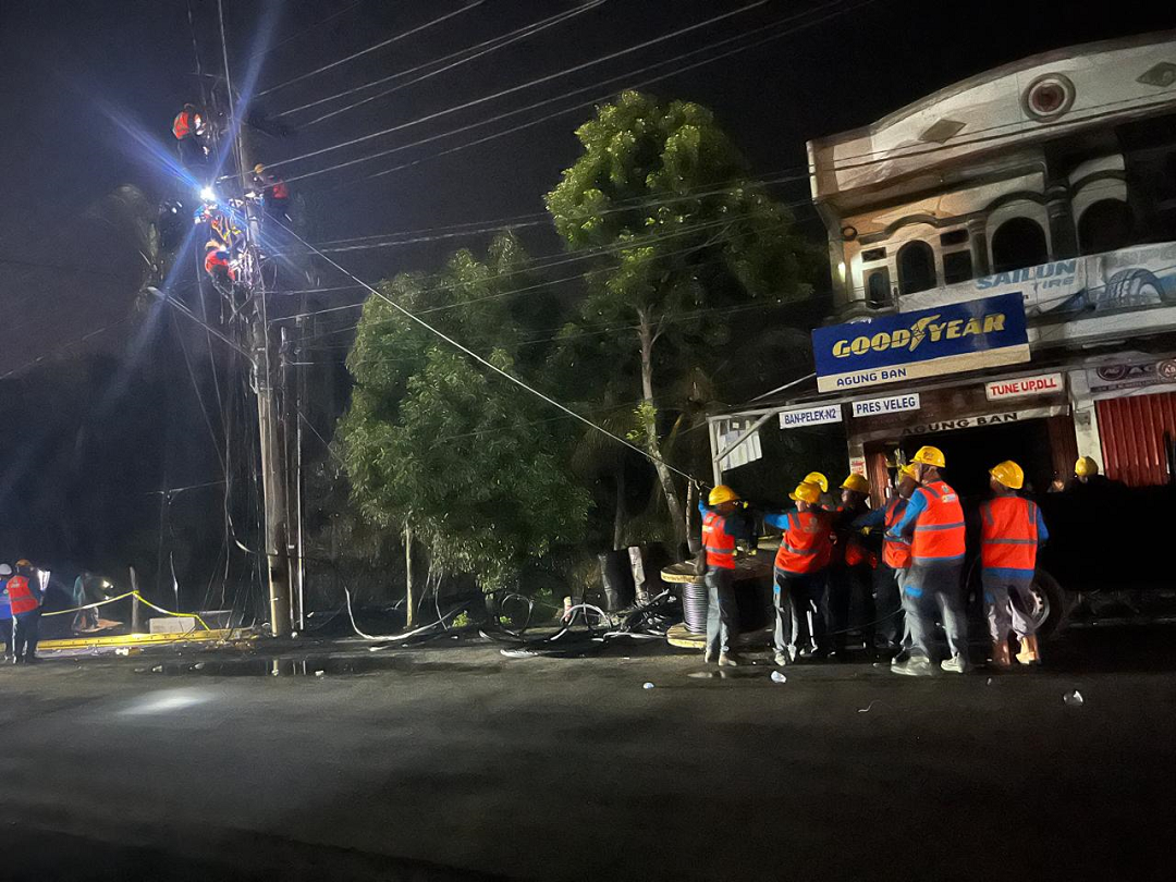 Petugas ULP PLN Baturaja Berjibaku Amankan Jaringan Listrik Saat Kebakaran, Aliran Listrik Sempat Diputus