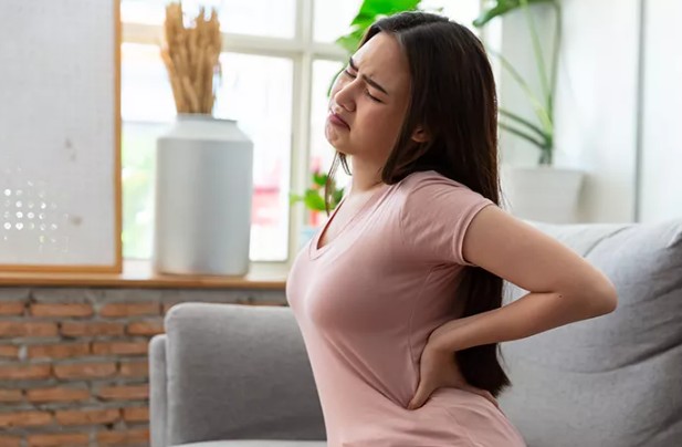 7 Cara Efektif Mengurangi Nyeri Punggung Saat Haid