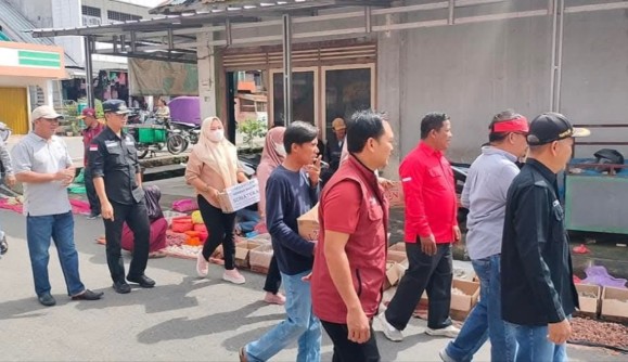 Peduli Korban Banjir Sumatera, Kecamatan Banding Agung Galang Donasi di Pasar Kalangan