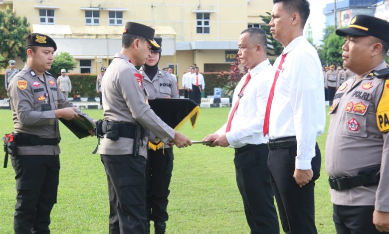 Kasat Reskrim OKU Terima Pin Emas Kapolda Sumsel