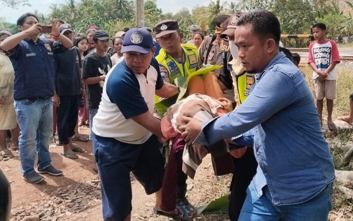 Pengendara Beat Tewas Tertabrak Kereta Api Penumpang