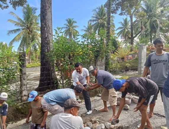Gotong Royong Perbaiki Jalan dan Siring Rusak