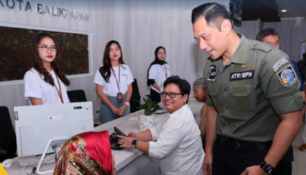 AHY Serahkan Sertipikat Tanah Elektronik di Kantah Balikpapan