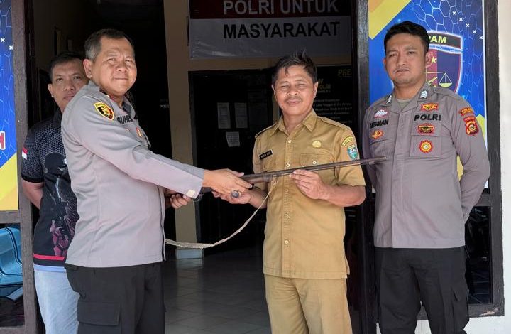Warga Sinar Peninjauan OKU Serahkan Senpira Laras Panjang