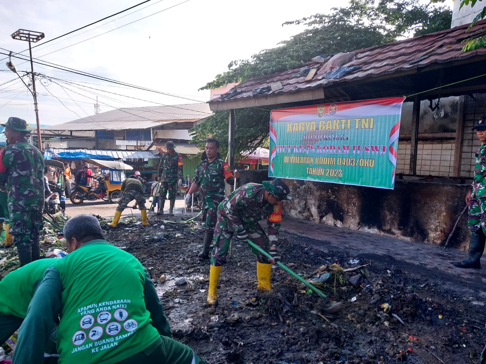 TNI Kodim 0403 OKU Turun ke Pasar Bersihkan Sampah