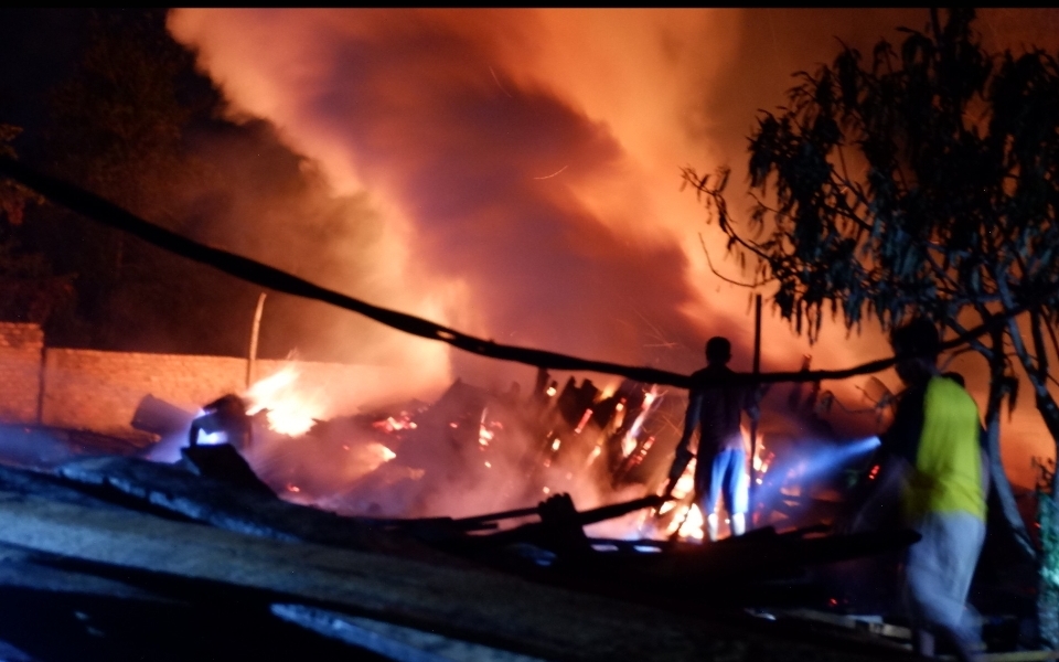 Panglong Kayu di Kemelak Baturaja Habis Terbakar