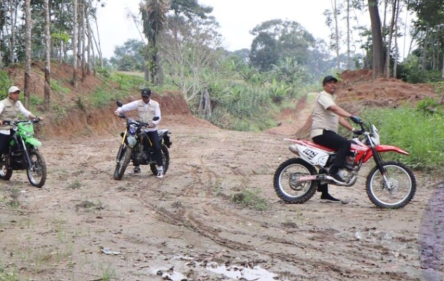 Bupati OKU Selatan  Pastikan Pembangunan Jalan Strategis Karang Agung Berjalan Optimal
