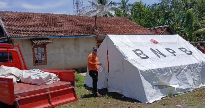 Korban Longsor di Desa Kedondong Mengungsi ke Masjid