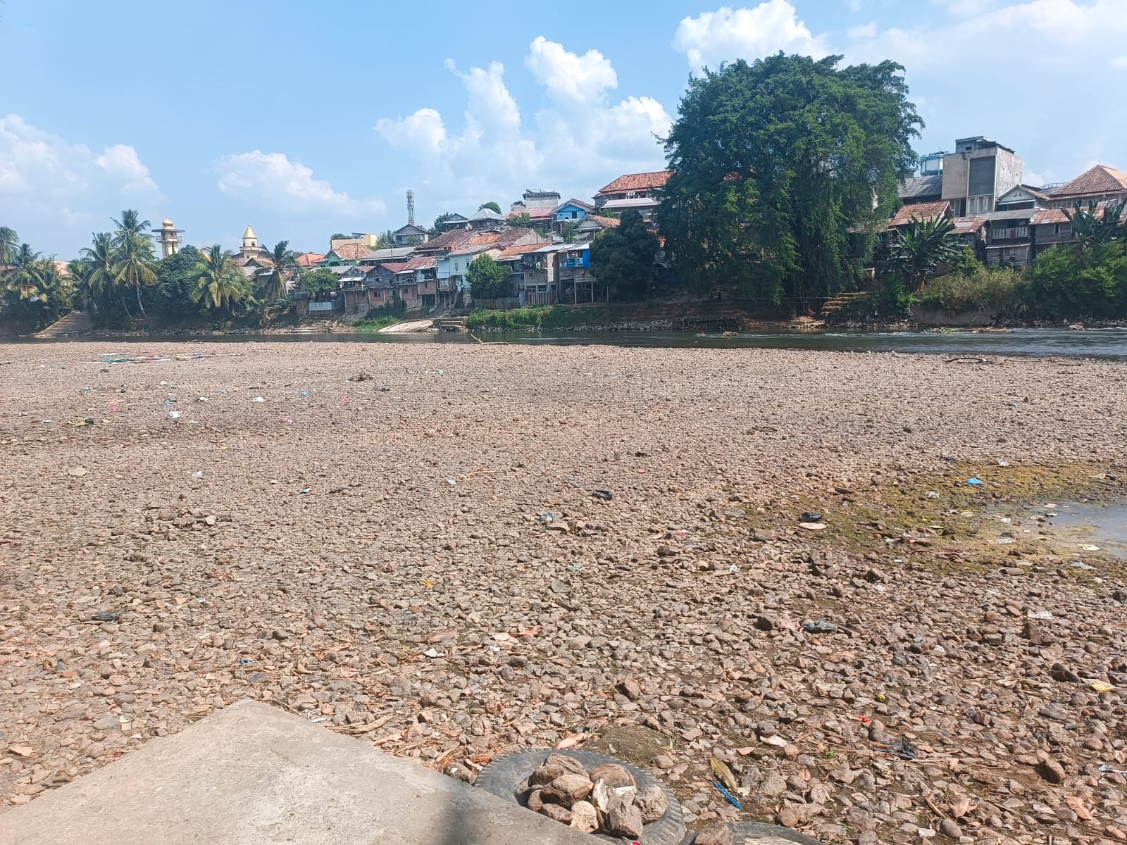 Dampak Kemarau Sungai Ogan Berubah Bentuk jadi Pulau dan Tumpukan Sampah