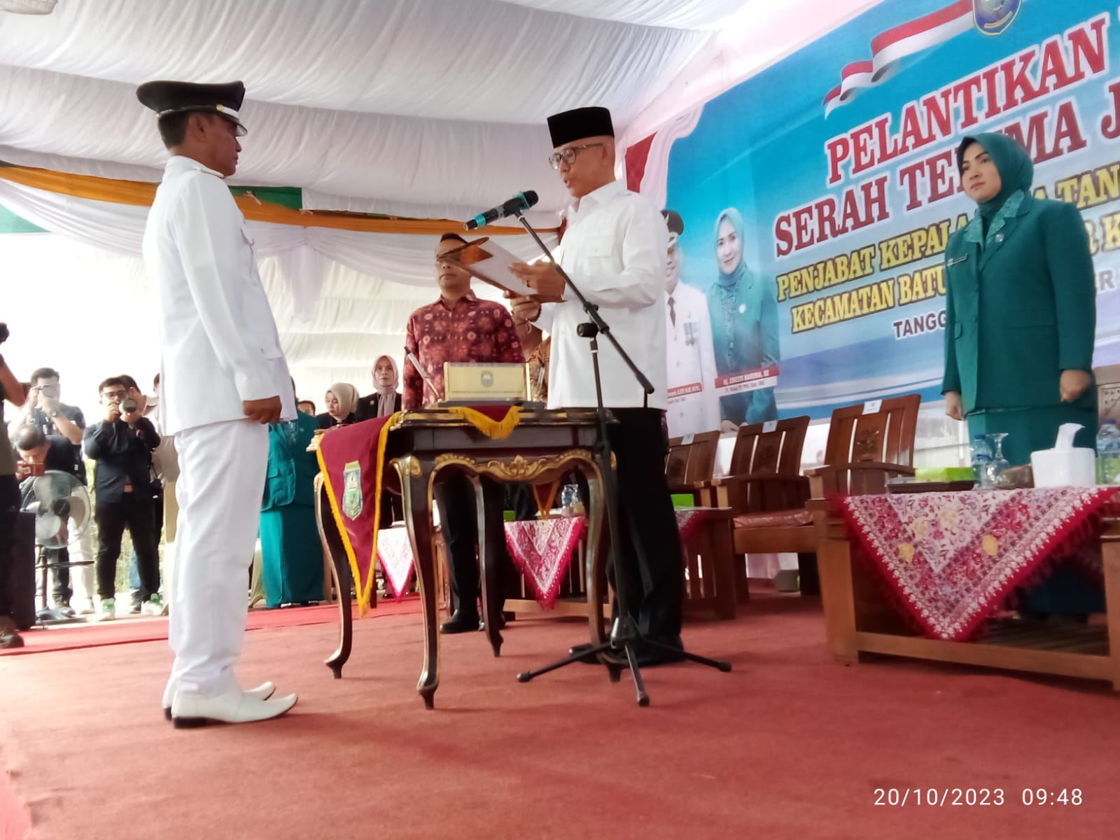 Pj Bupati OKU Teddy MeilwansyahMelantik  Pj Kades Tanjung Kemala di lapangan parkir TPU