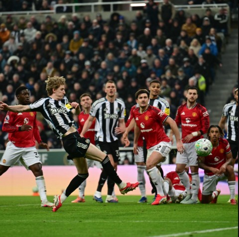 Lawan 10 Pemain Newcastle, Manchester United Tumbang Dimenit Akhir