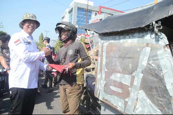 Sebar Ribuan Bendera Merah Putih ke Masyarakat 