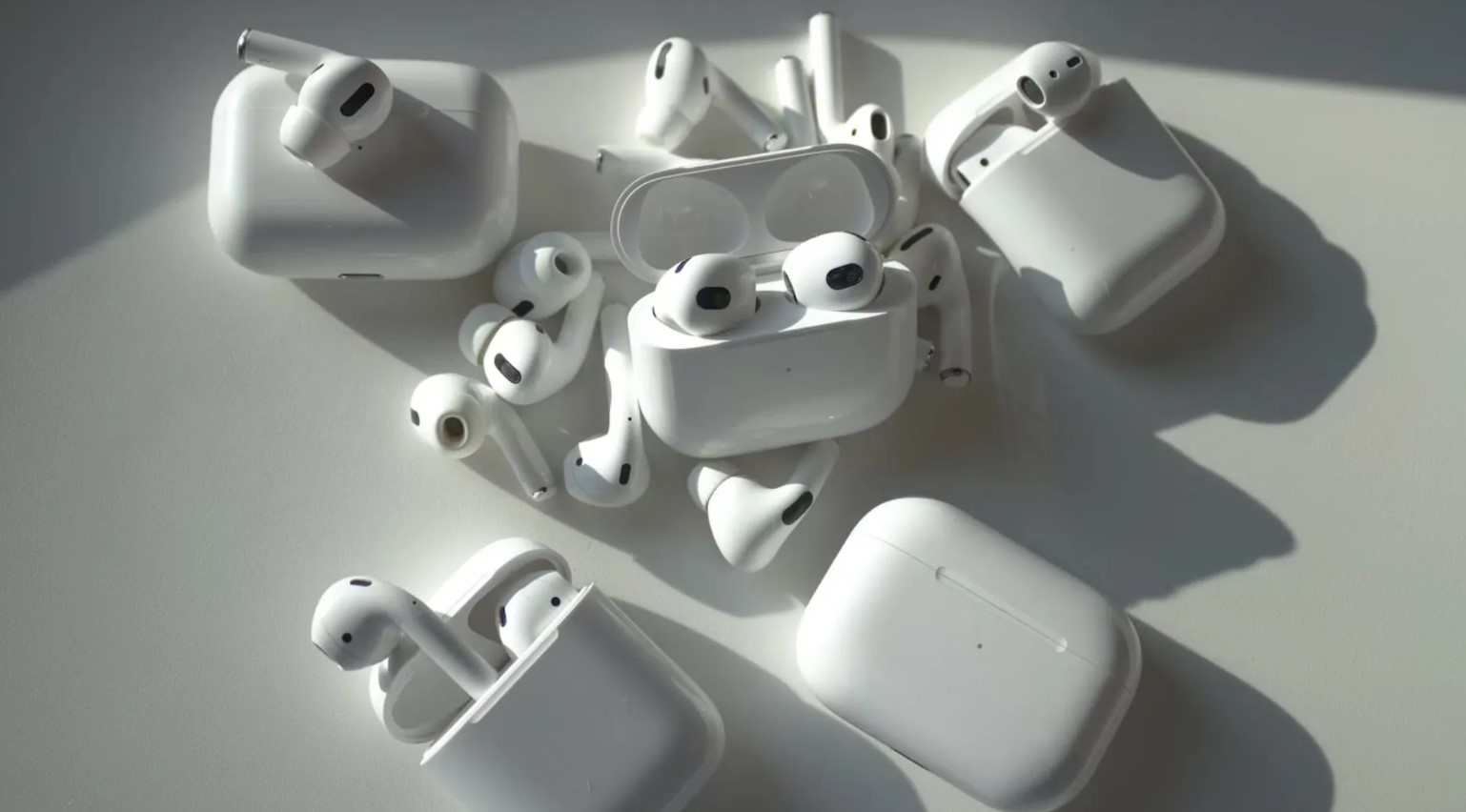 Rumor Terbaru Apple Siapkan AirPods dengan Kamera, Bakal Rilis di 2027?