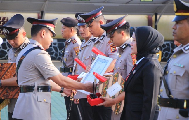 Beri Penghargaan Personel Berprestasi di Hari Juang Polri 2025