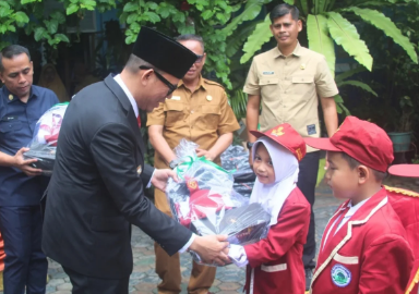 Bupati OKU Salurkan 6.262 Seragam Gratis Siswa Sekolah Dasar Secara Simbolis