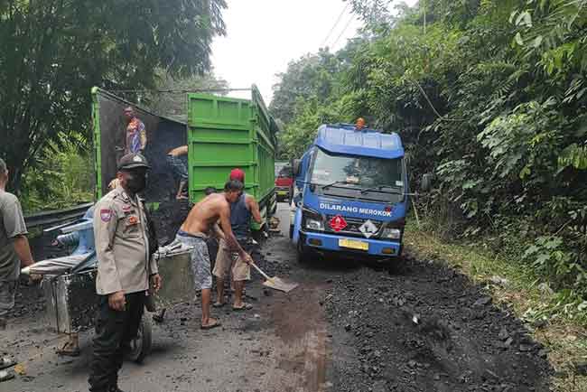  Polisi Tangkap Sopir Angkutan Batubara Ilegal  di Ruas Jalan Muara Enim - Batu Raja 