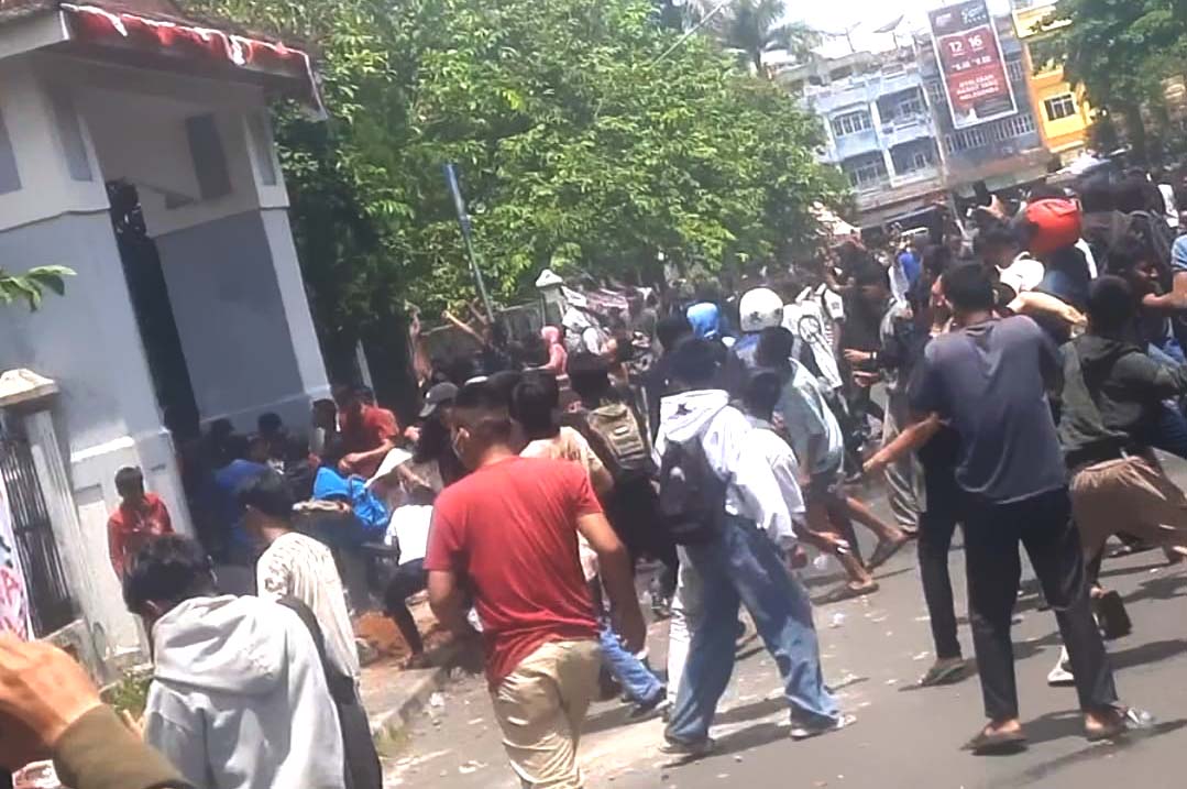 Demo di DPRD OKU Memanas Berujung Ricuh, Polisi Tembakkan Gas Air Mata