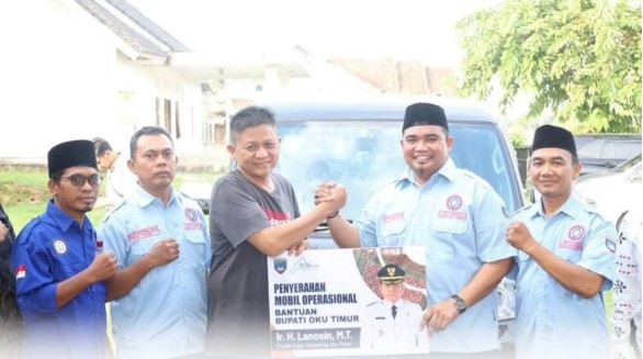 Bupati Enos Serahkan Mobil Operasional SPSI OKU Timur
