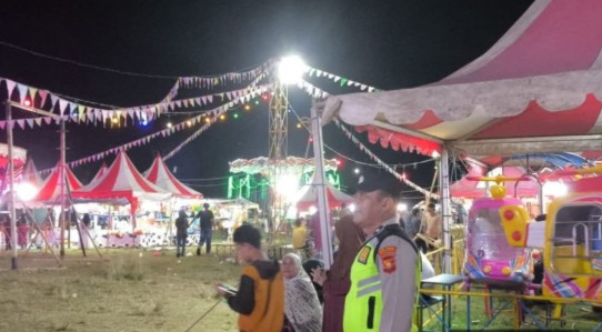 Cegah Gangguan Kamtibmas, Personel Polsek Simpang Patroli Pasar Malam