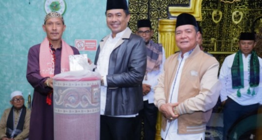 Peringatan Nuzulul Qur’an, Pemkab OKU Selatan Serahkan Bantuan Masjid