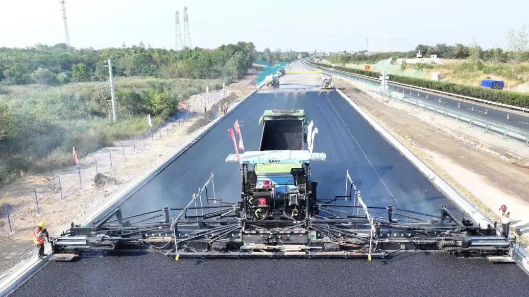 Teknologi Keren! China Sukses Aspal 158 Km Pakai Drone dan Robot!