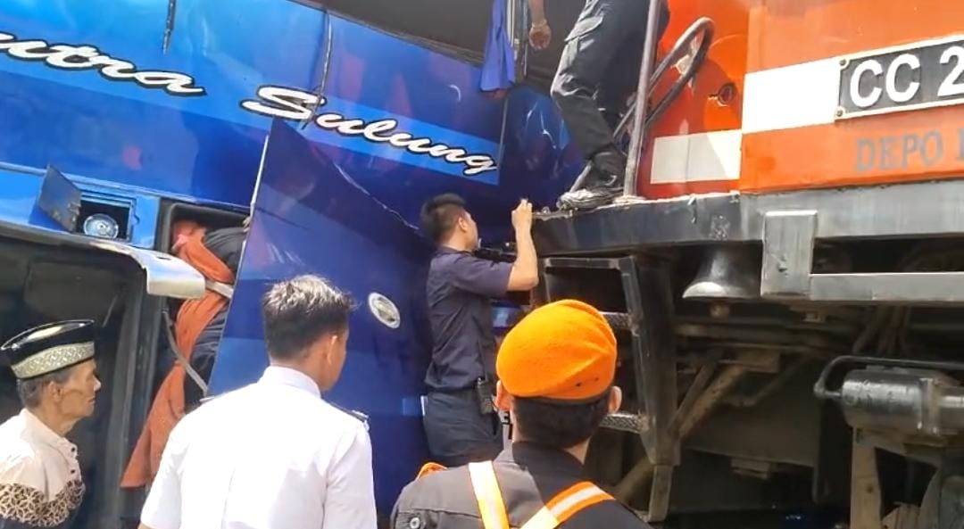 Bus Penumpang  Putra Sulung Ditabrak Kereta Api di OKU Timur Hendak ke Baturaja, Ini Kronologisnya