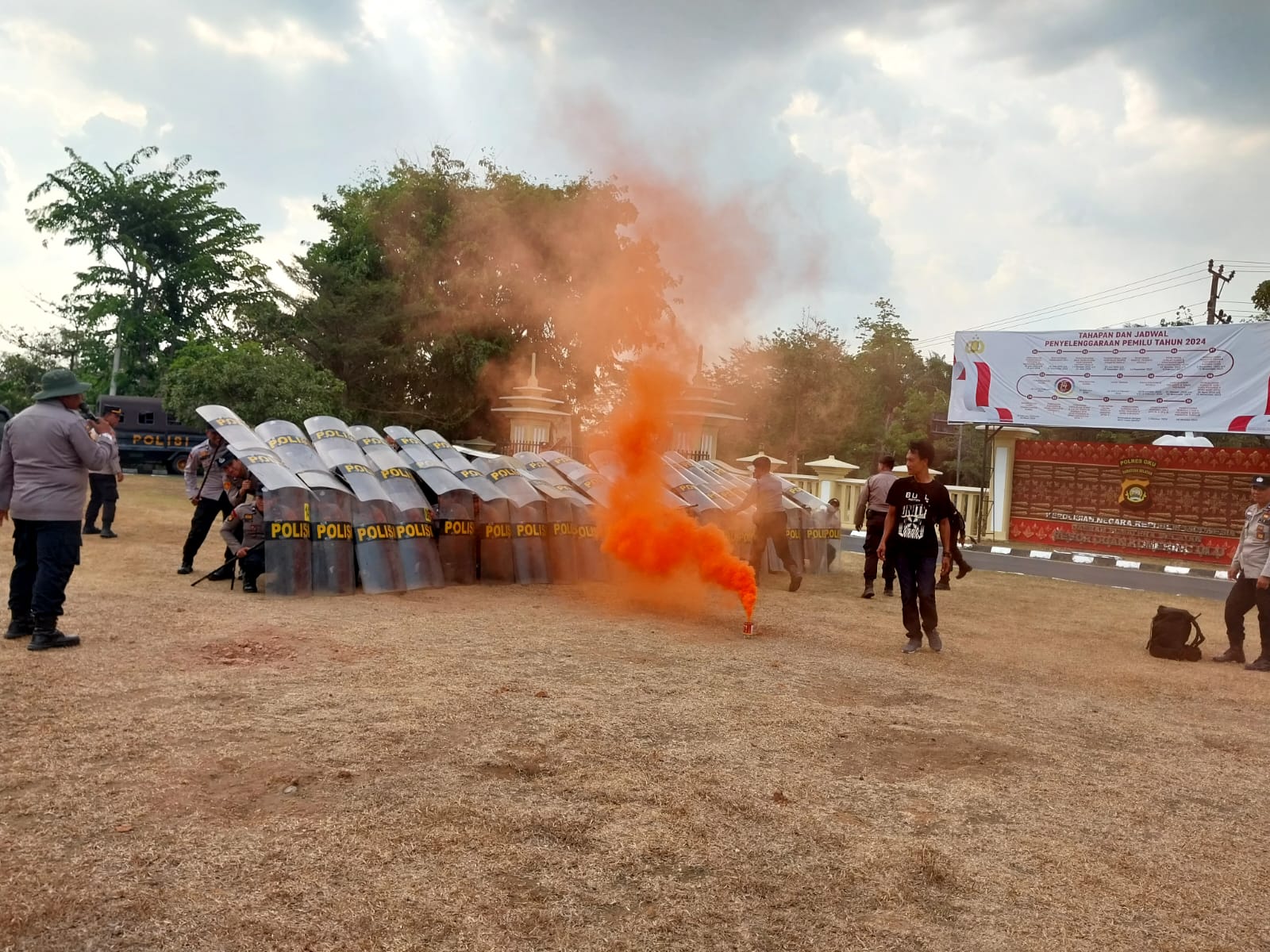 Anarkis, Personil Polres OKU Pukul Mundur Pendemo