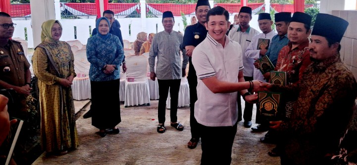 H. Yogi A. Rukmana Bagikan 1.000 Alquran dan Umrohkan Santri Hafidz di OKU Selatan