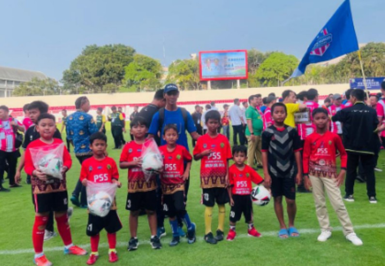 Gubernur Sumsel Serahkan Bantuan Bola untuk SSB di Palembang
