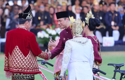 Menangkan Busana Adat Terbaik di IKN, AHY Kenakan Pakaian Adat Sulawesi Selatan