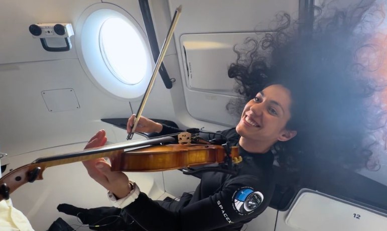 Sejarah Baru Sarah Gillis, Astronot dan Violinist, Bermain Violin di Luar Angkasa