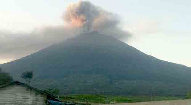 Gunung Kerinci Semburkan Abu Vulkanik, PVMBG  Larang Pesawat Melintas