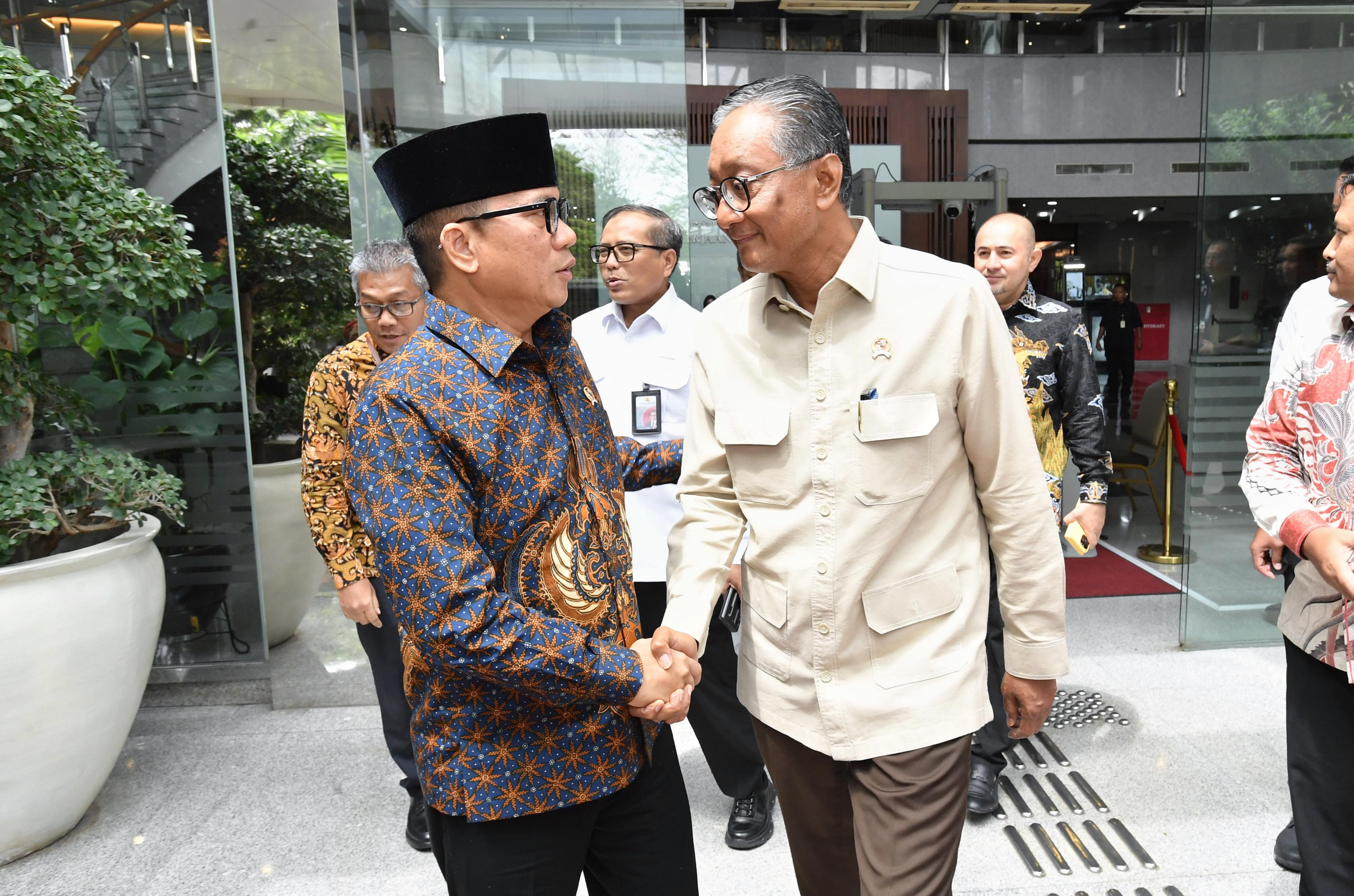 Bersama Menteri PU, Mendes Yandri Akan Tuntaskan Jalan Rusak di Desa-Desa Tertinggal