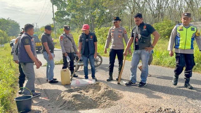 Polsek Belitang III Perbaiki Jalan dan Bersihkan Pasar