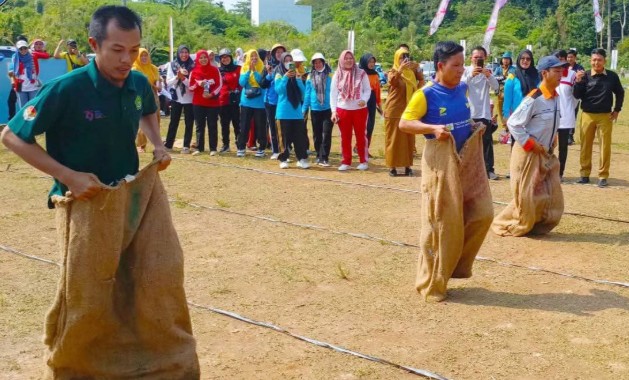 Seru! Balap Karung Antar OPD Warnai Perayaan HUT RI ke-80 di OKU Selatan