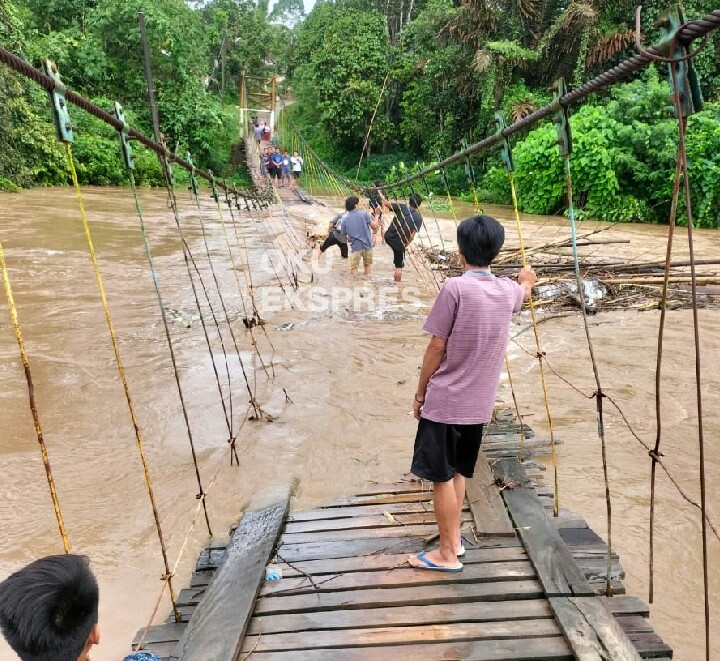 Ratusan Warga Terisolir, Dampak Jembatan Gantung Desa Rantau Kumpai Terendam Banjir
