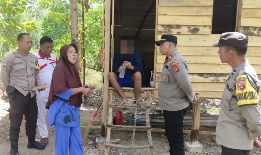 Miris! Seorang Anak di Prabumulih Tega Pasung Ibunya di Pondok Kebun