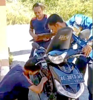 Perbaiki Motor Warga Mogok Damkar OKU Timur Turun Tangan 