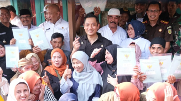 Menteri AHY Serahkan 15 Sertipikat Tanah di Kaki Gunung Salak