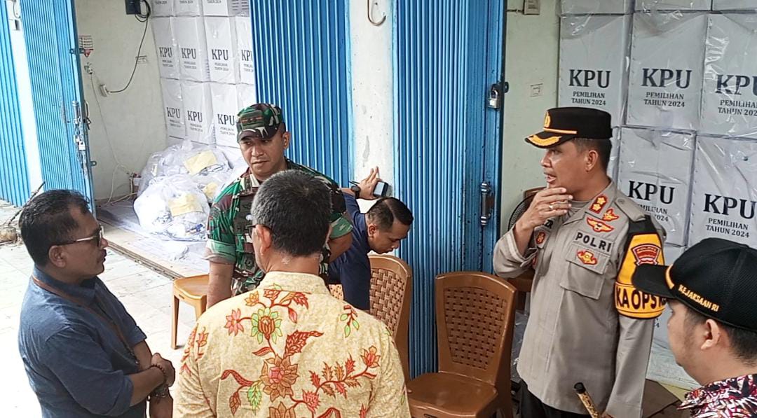 Pastikan Kesiapan Pilkada, Tinjau Langsung Gudang Logistik