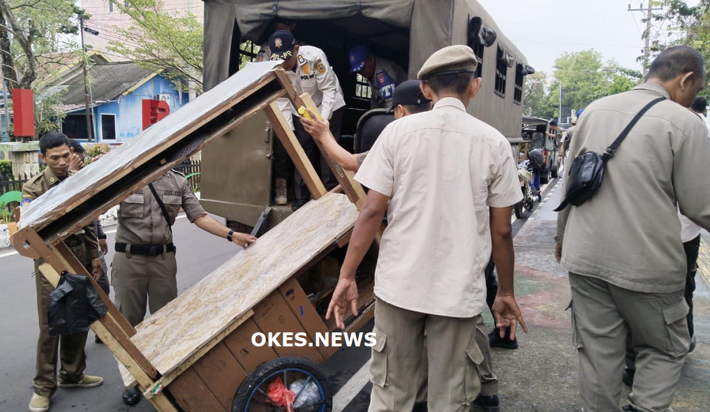 Ditertibkan, Satpol PP OKU Angkut Gerobak Pedagang yang Membandel di Taman Kota