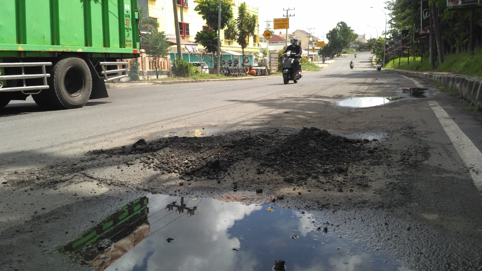 Melintas di   Depan GOR - Simpang Unbara Siap-siap Goyang di Jalan