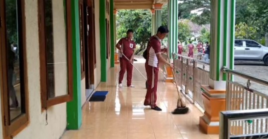 Sambut HUT Bhayangkara ke-79, Polsek BSA Bersihkan Masjid 