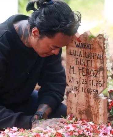 Reza Arap Terpukul Kehilangan Lula Lahfah, Tangis Pecah di Prosesi Pemakaman