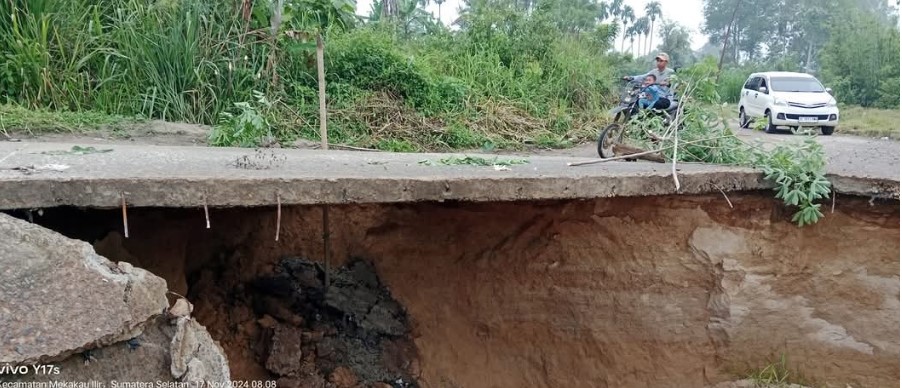 Diguyur Hujan, Jalan Utama Nyaris Putus