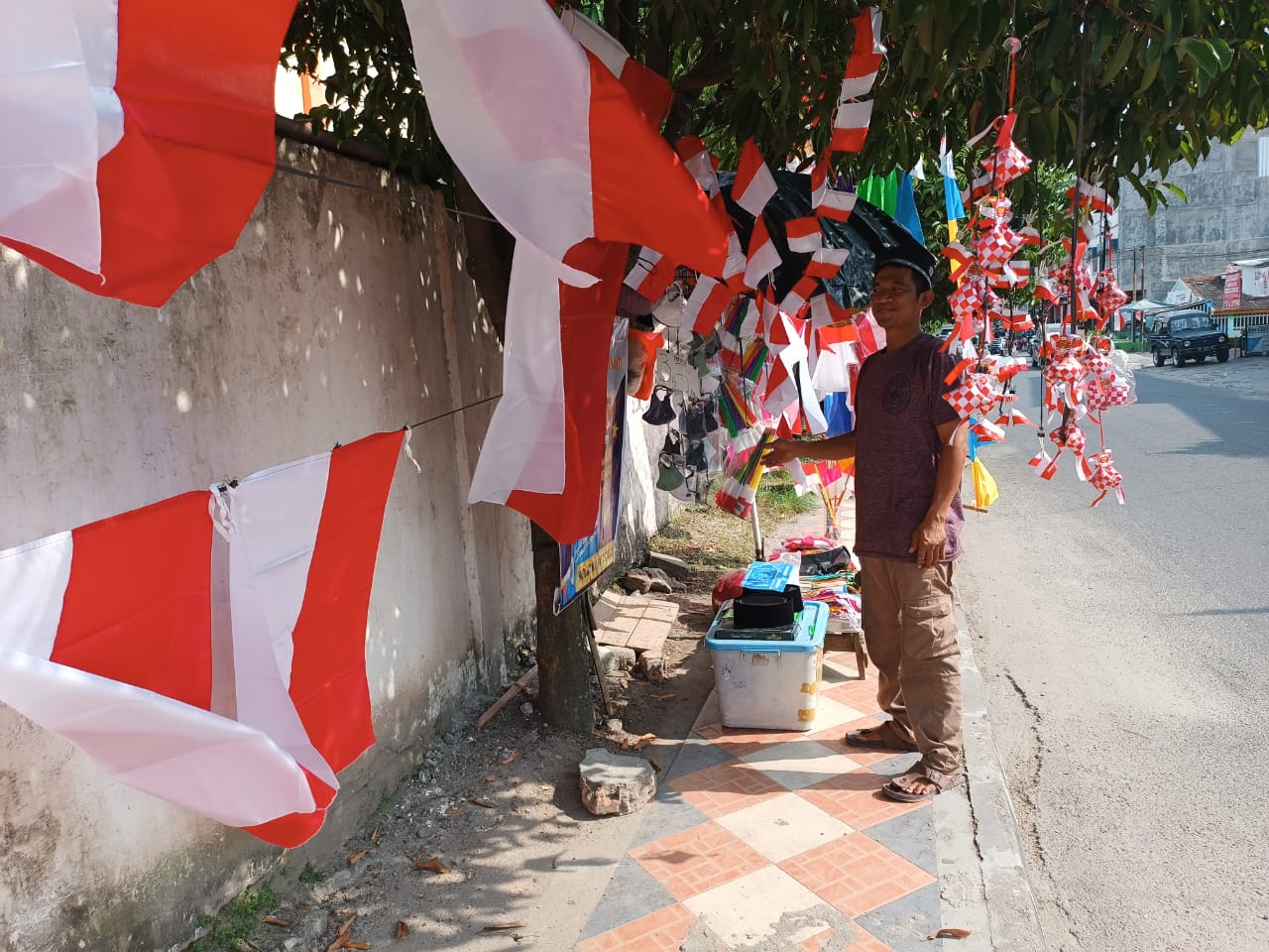 Penjual Bendera Jelang Hari Kemerdekaan keluhkan Sepi Pembeli 