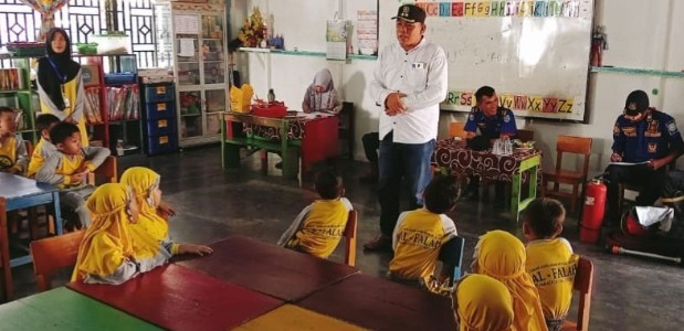 Anak PAUD dan TK di Muaradua Belajar Teknik Pemadaman Api